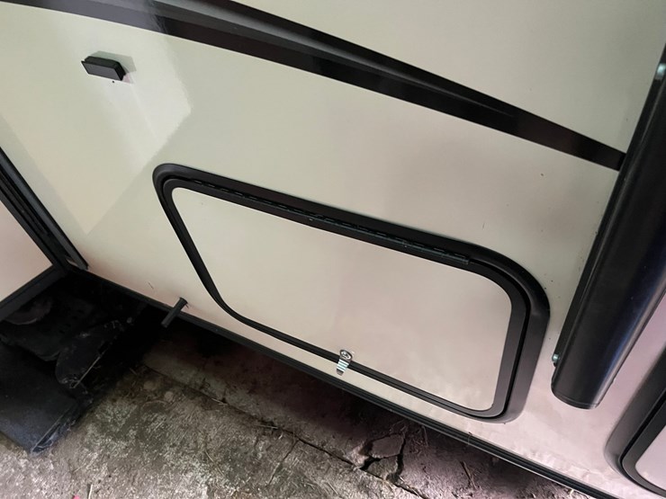 #9555-•-2017-rockwood-mini-lite-2304ks-camper-(title-in-delay)-image-10