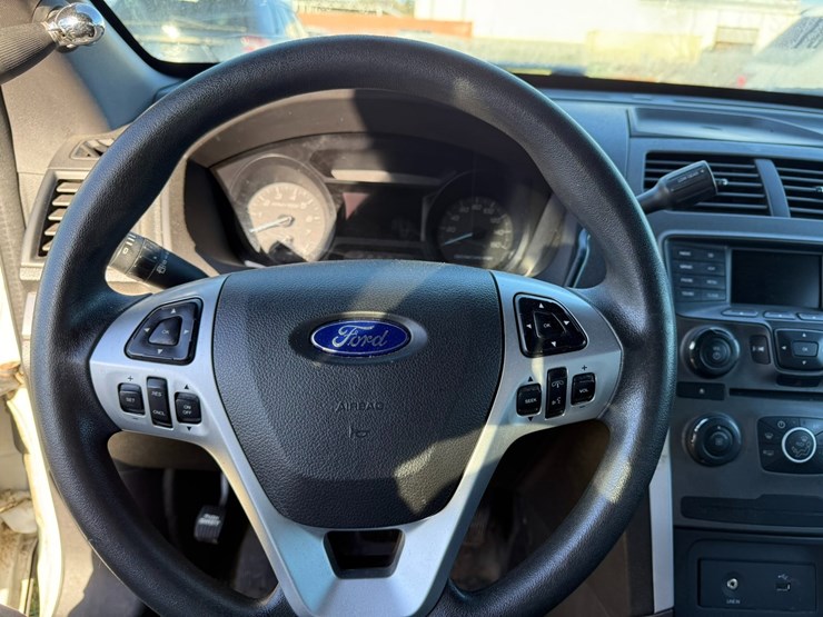 2014-ford-explorer-image-34