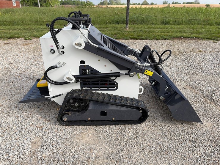#210-•-unused-2026-zjg-zj-380-mini-skid-steer-loader-image-1