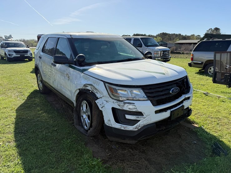 2016-ford-explorer-image-2