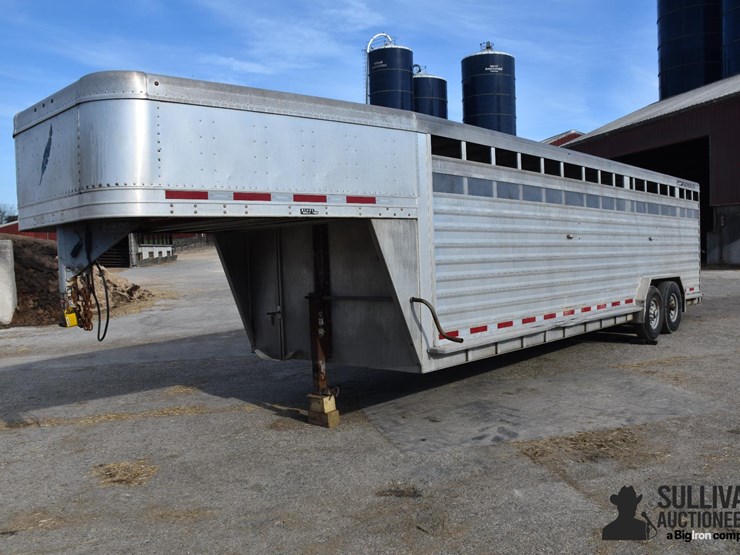 2015-featherlite-26'-t/a-aluminum-livestock-trailer-image-1