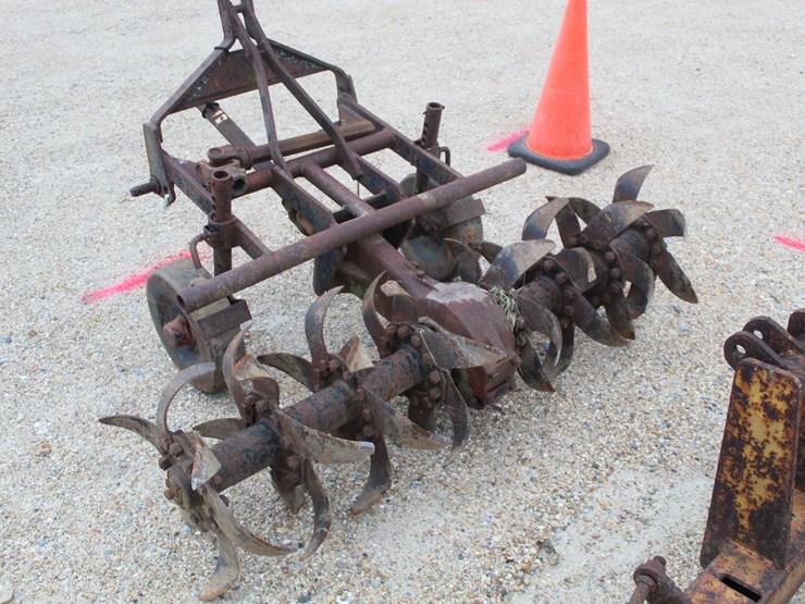 #950-•-pull-behind-tiller-with-wheel-image-3