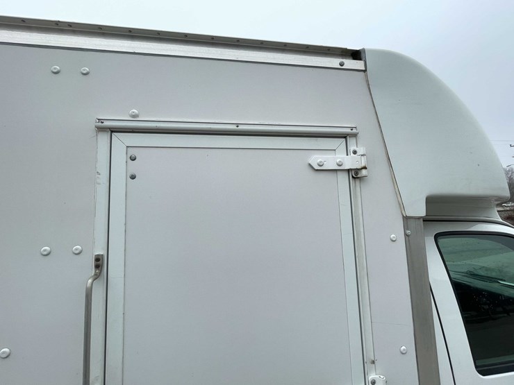 2016-chevrolet-3500-image-32
