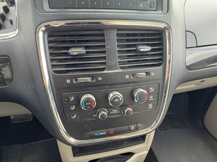 2015-dodge-grand-caravan-image-17