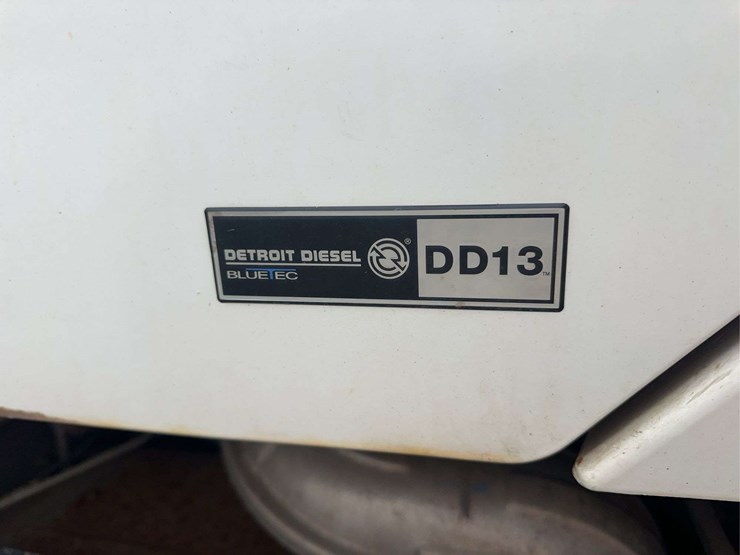 2015-freightliner-114sd-image-14