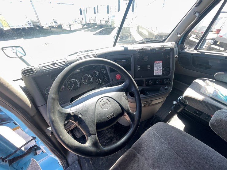 #202-•-2013-freightliner-cascadia-semi-tractor-(title-in-delay)-(denmark,-wi)-image-54