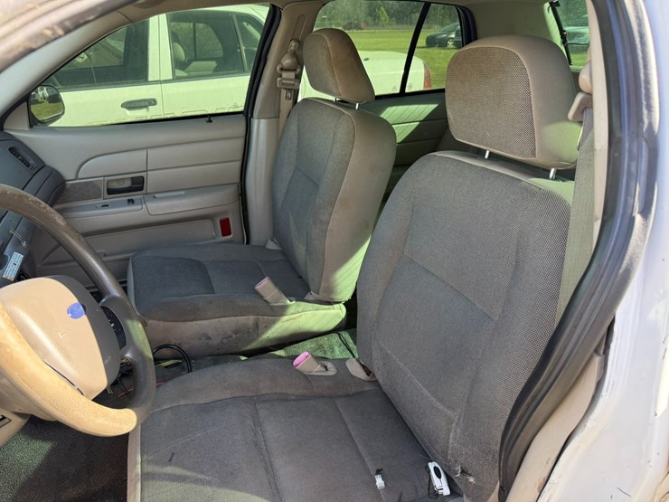 #42085-•-2010-ford-crown-victoria-sedan-vin:-2fabp7bv6ax138575-image-34