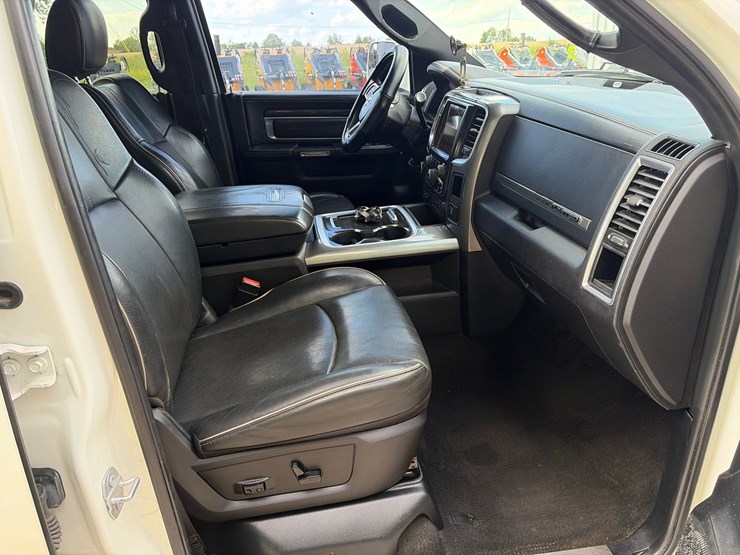 2017-dodge-3500-image-23