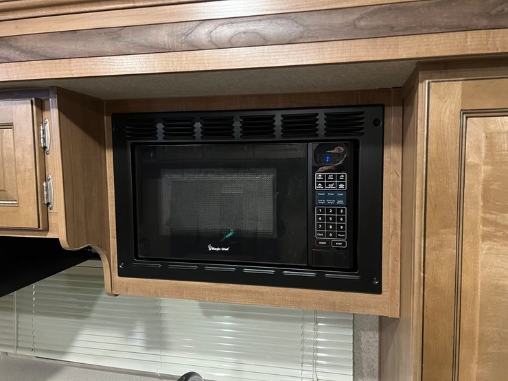 #9555-•-2017-rockwood-mini-lite-2304ks-camper-(title-in-delay)-image-18