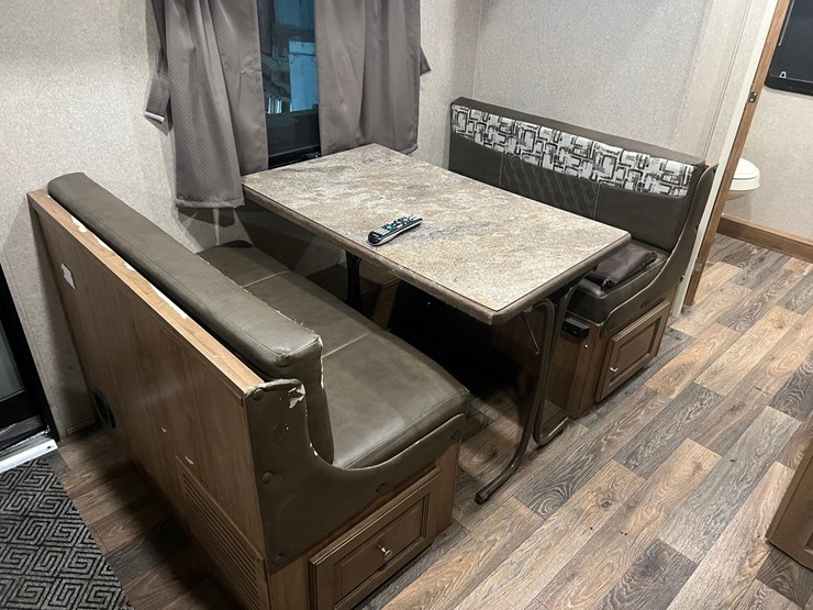 #9555-•-2017-rockwood-mini-lite-2304ks-camper-(title-in-delay)-image-19