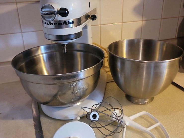 kitchenaid-classic-stand-mixer-model-k45ss-with-accessories-image-1