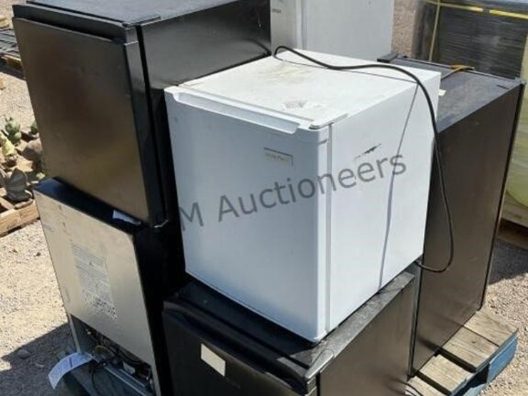 pallet-of-asst-mini-fridges-image-3