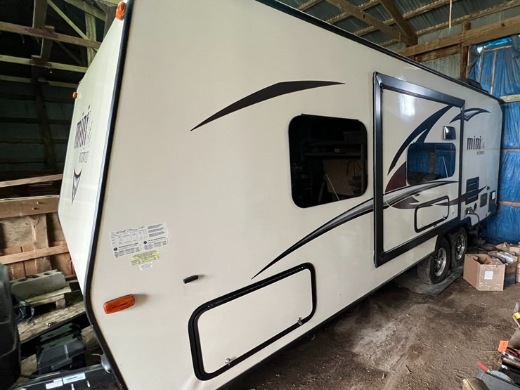 #9555-•-2017-rockwood-mini-lite-2304ks-camper-(title-in-delay)-image-1