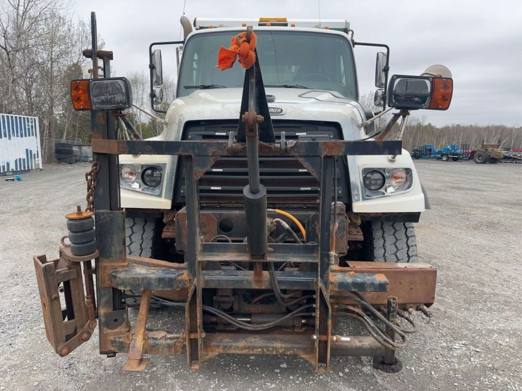 2015-freightliner-114sd-image-2