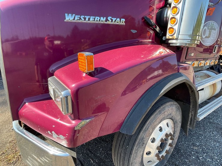 #203-•-2011-western-star-semi-tractor-(has-wi-title)-(forestville,-wi)-image-26