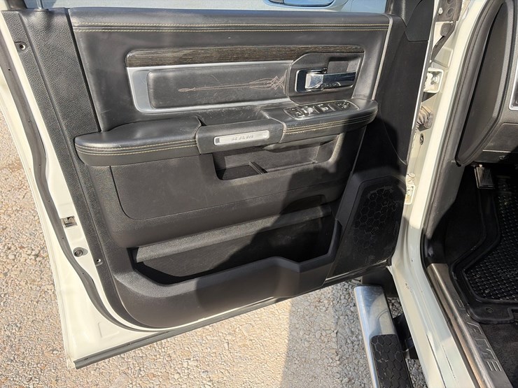 2017-dodge-3500-image-9