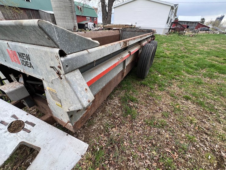 #9559-•-new-idea-manure-spreader-image-8