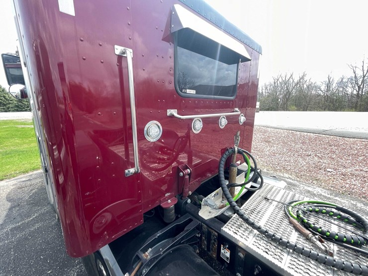 #200-•-2020-peterbilt-semi-tractor-(has-wi-title)-(denmark,-wi)-image-24