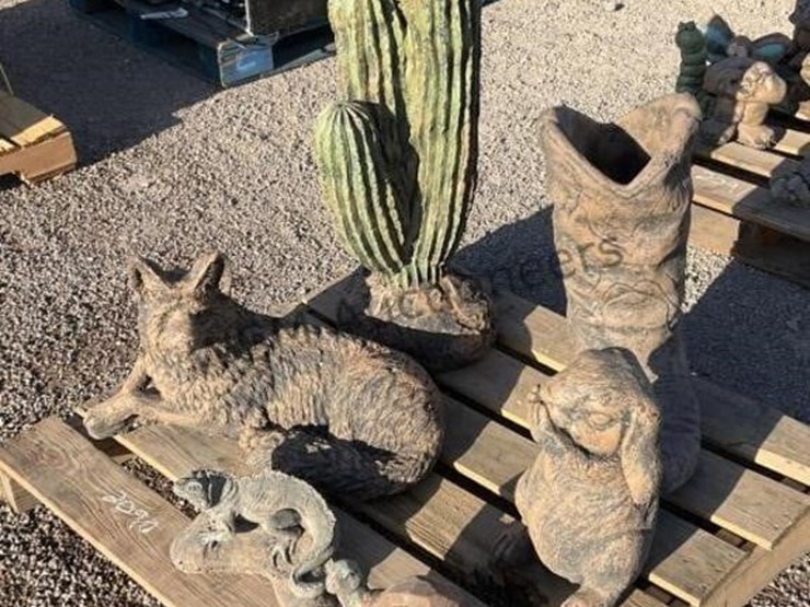 pallet-of-asst-concrete-statues-image-1