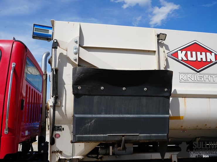 2023-freightliner-114sd-image-16