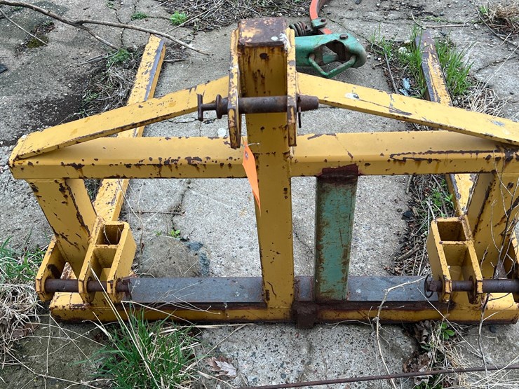 #9582-•-3-point-bale-mover-image-1