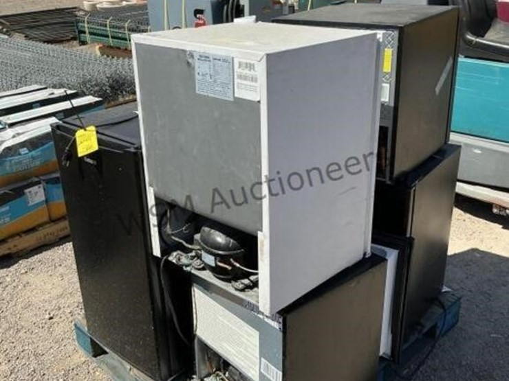 pallet-of-asst-mini-fridges-image-1