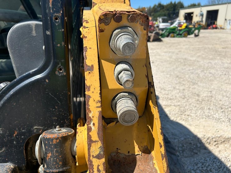 2017-caterpillar-232d-image-10
