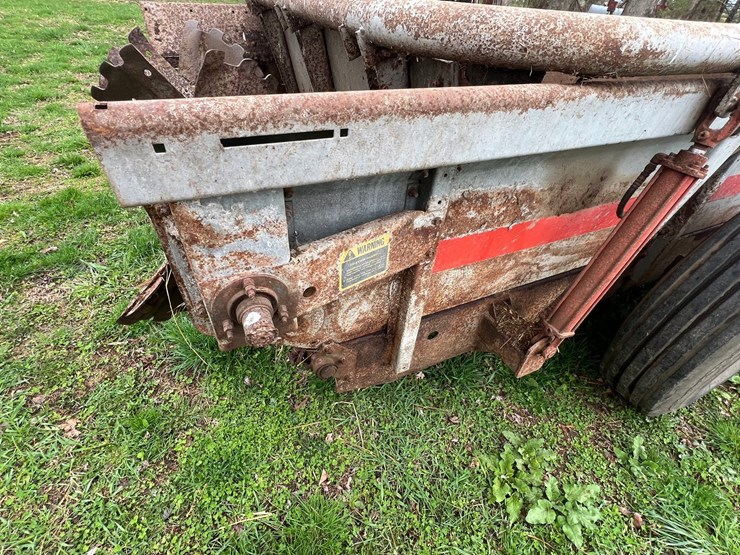 #9559-•-new-idea-manure-spreader-image-17