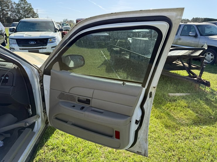 #42084-•-2011-ford-crown-victoria-sedan-vin:-2fabp7bv6bx160559-image-27