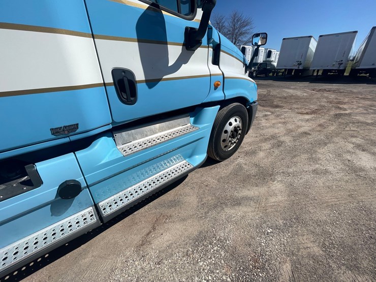 #202-•-2013-freightliner-cascadia-semi-tractor-(title-in-delay)-(denmark,-wi)-image-45