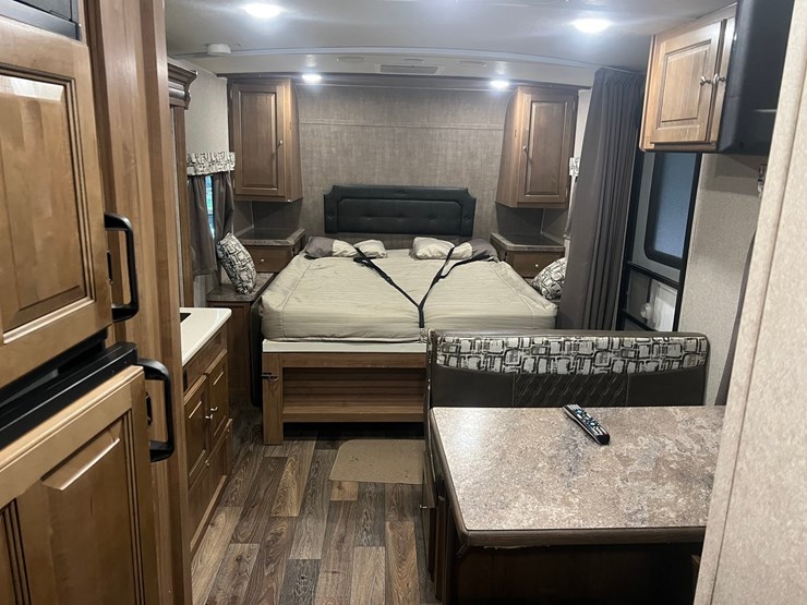 #9555-•-2017-rockwood-mini-lite-2304ks-camper-(title-in-delay)-image-14