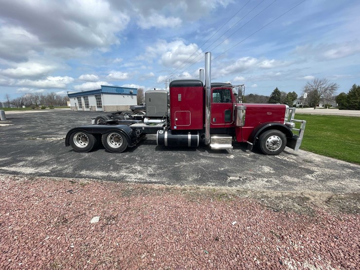 #200-•-2020-peterbilt-semi-tractor-(has-wi-title)-(denmark,-wi)-image-4
