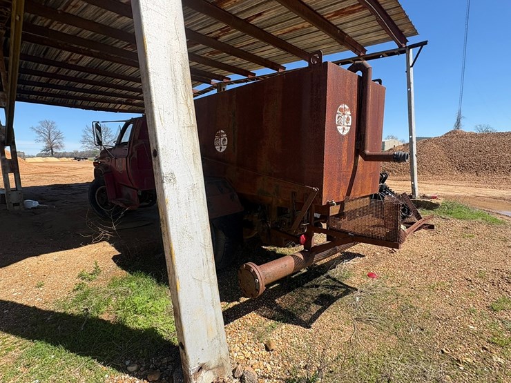 #42070-•-1984-cheverolet-c7-t/a-water-truck-vin:-1gbj7d1b3ev103757-image-4