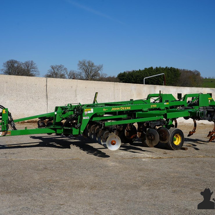 2011 JOHN DEERE 2700
