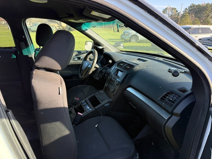 2016-ford-explorer-image-21