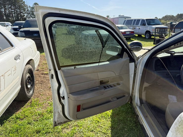 #42084-•-2011-ford-crown-victoria-sedan-vin:-2fabp7bv6bx160559-image-31