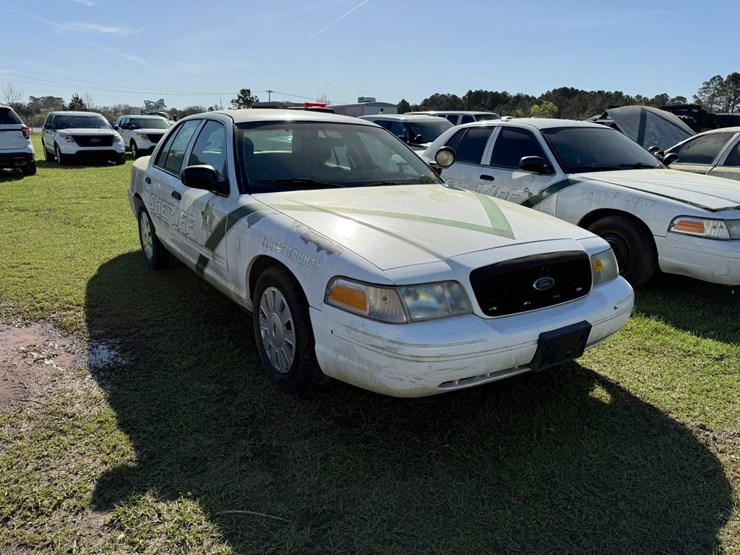 #42083-•-2010-ford-crown-victoria-sedan-vin:-2fabp7bv6ax133733-image-2