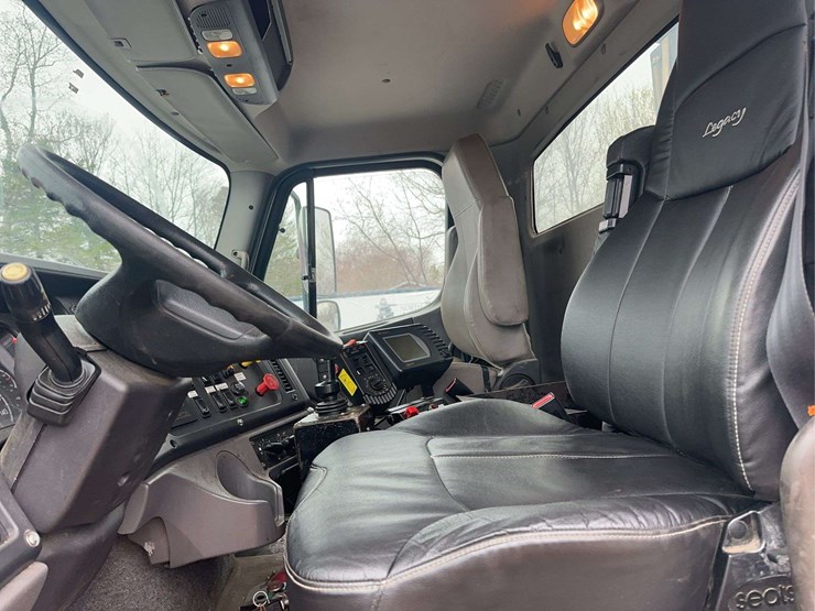2015-freightliner-114sd-image-24