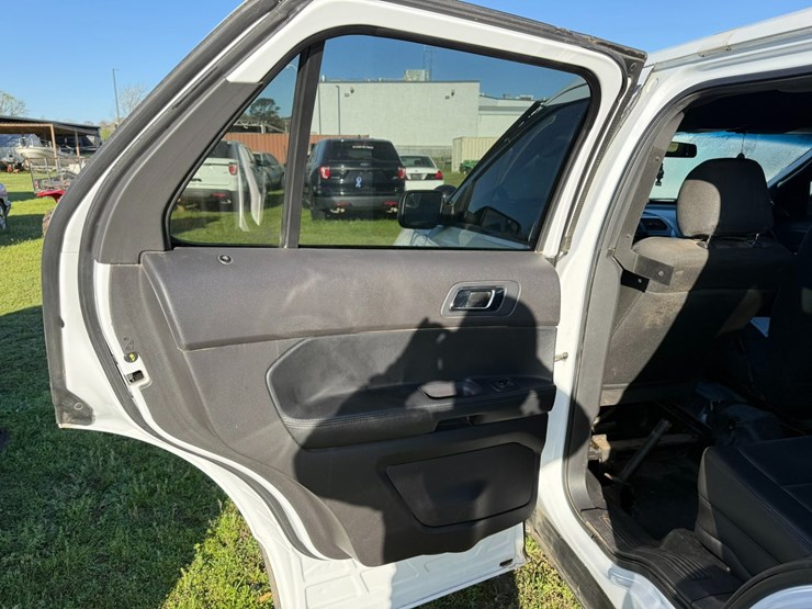2015-ford-explorer-image-30