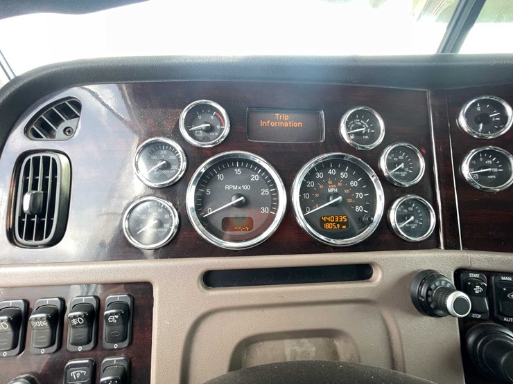 #200-•-2020-peterbilt-semi-tractor-(has-wi-title)-(denmark,-wi)-image-57