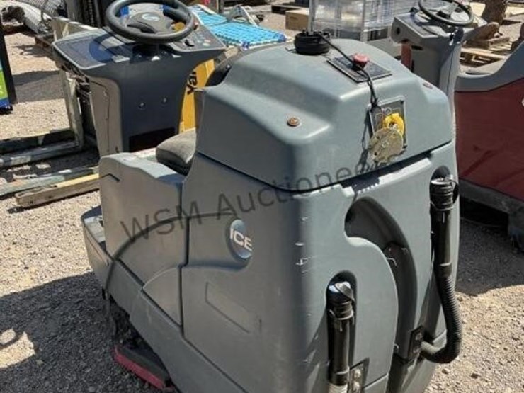 ice-ride-on-floor-cleaner-image-3