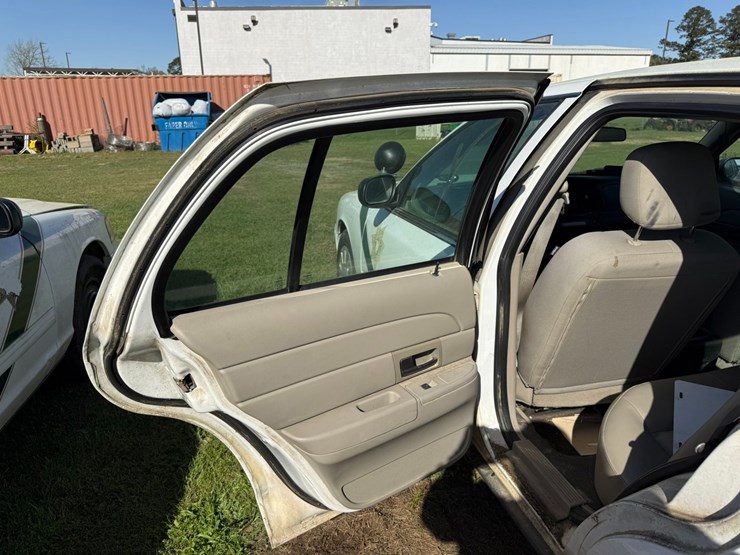#42083-•-2010-ford-crown-victoria-sedan-vin:-2fabp7bv6ax133733-image-29