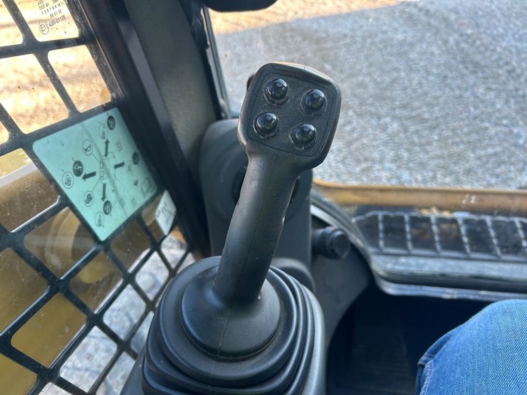 2019-caterpillar-242d-image-23