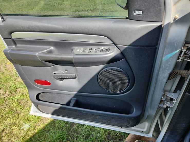 2004-dodge-ram-3500-image-30