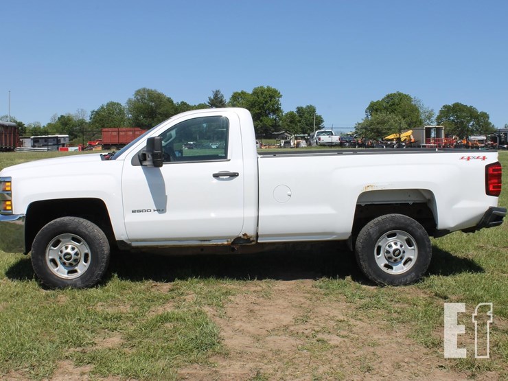 2015-chevrolet-silverado-2500-image-2