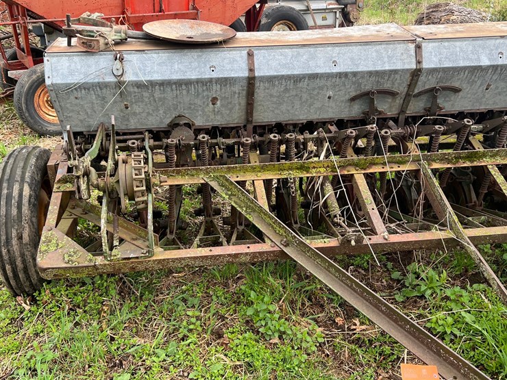 #9563-•-minneapolis-moline-10'-grain-drill-with-grass-seed-attachment-image-2