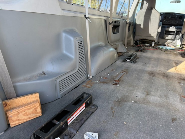 2014-ford-e350-image-23