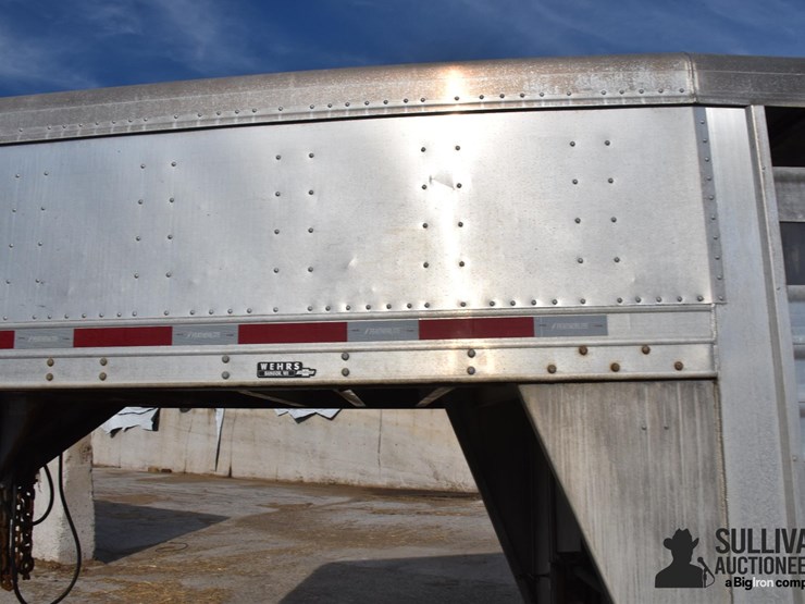 2015-featherlite-26'-t/a-aluminum-livestock-trailer-image-13