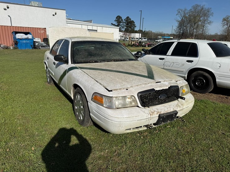 #42084-•-2011-ford-crown-victoria-sedan-vin:-2fabp7bv6bx160559-image-2
