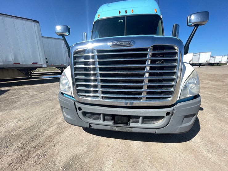 #202-•-2013-freightliner-cascadia-semi-tractor-(title-in-delay)-(denmark,-wi)-image-10